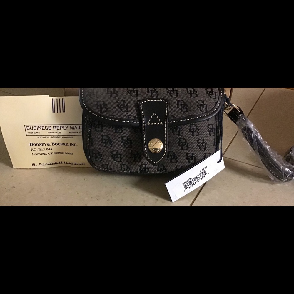 Dooney & Bourke small wristlet